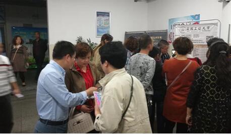 779cn太阳集团招生宣传工作组对安庆二中高三年级学生家长开展现场咨询